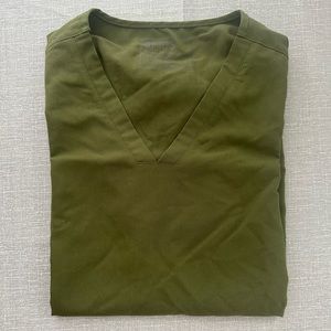 Figs Casma Scrub Top: Women’s Medium Olive 
Smoke free home
3 pockets